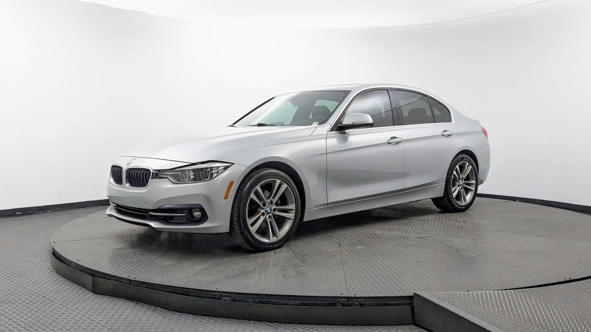 2017 BMW 3 Series 330i Sedan's photo