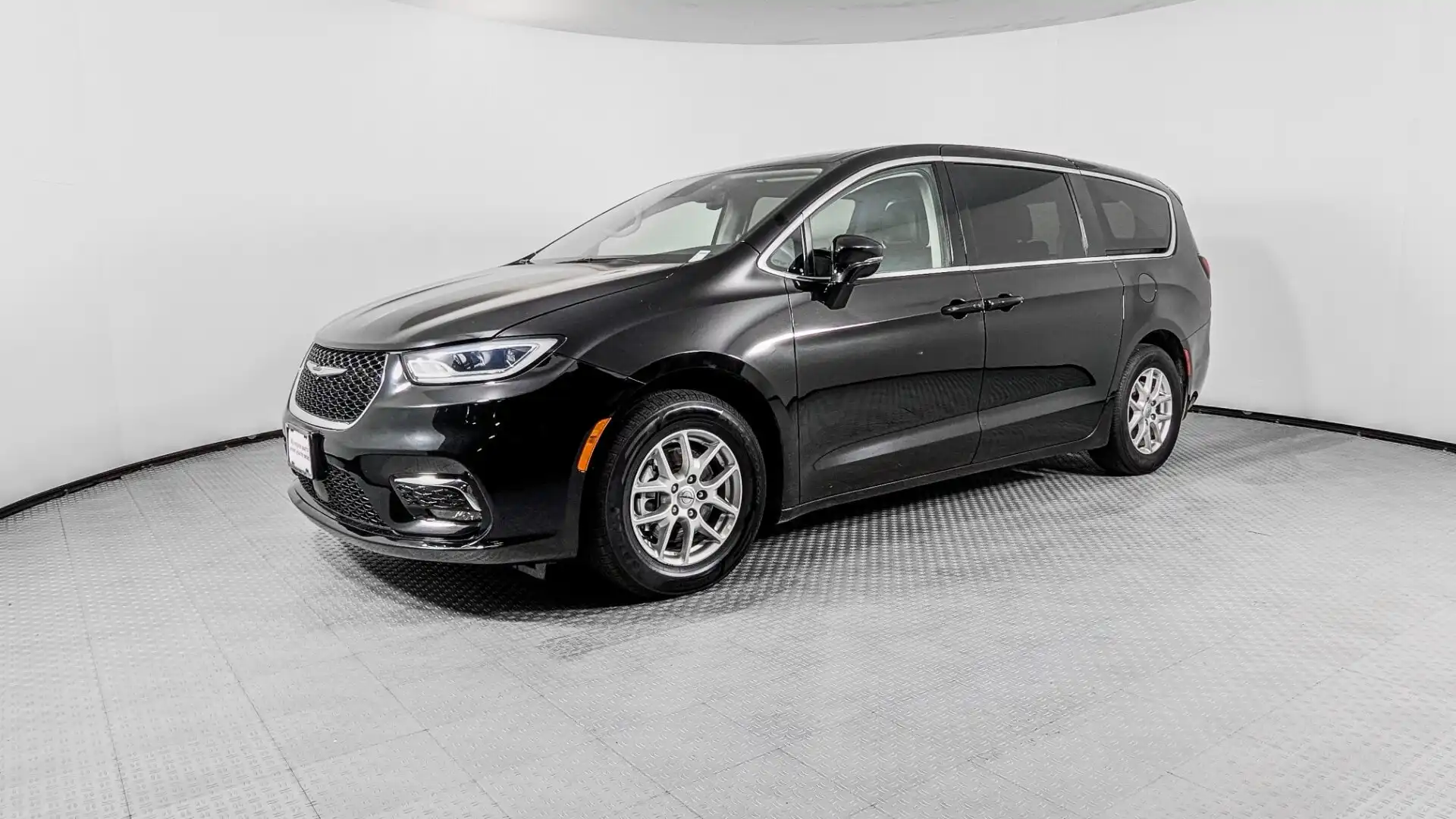 2024 Chrysler Pacifica Touring L's photo