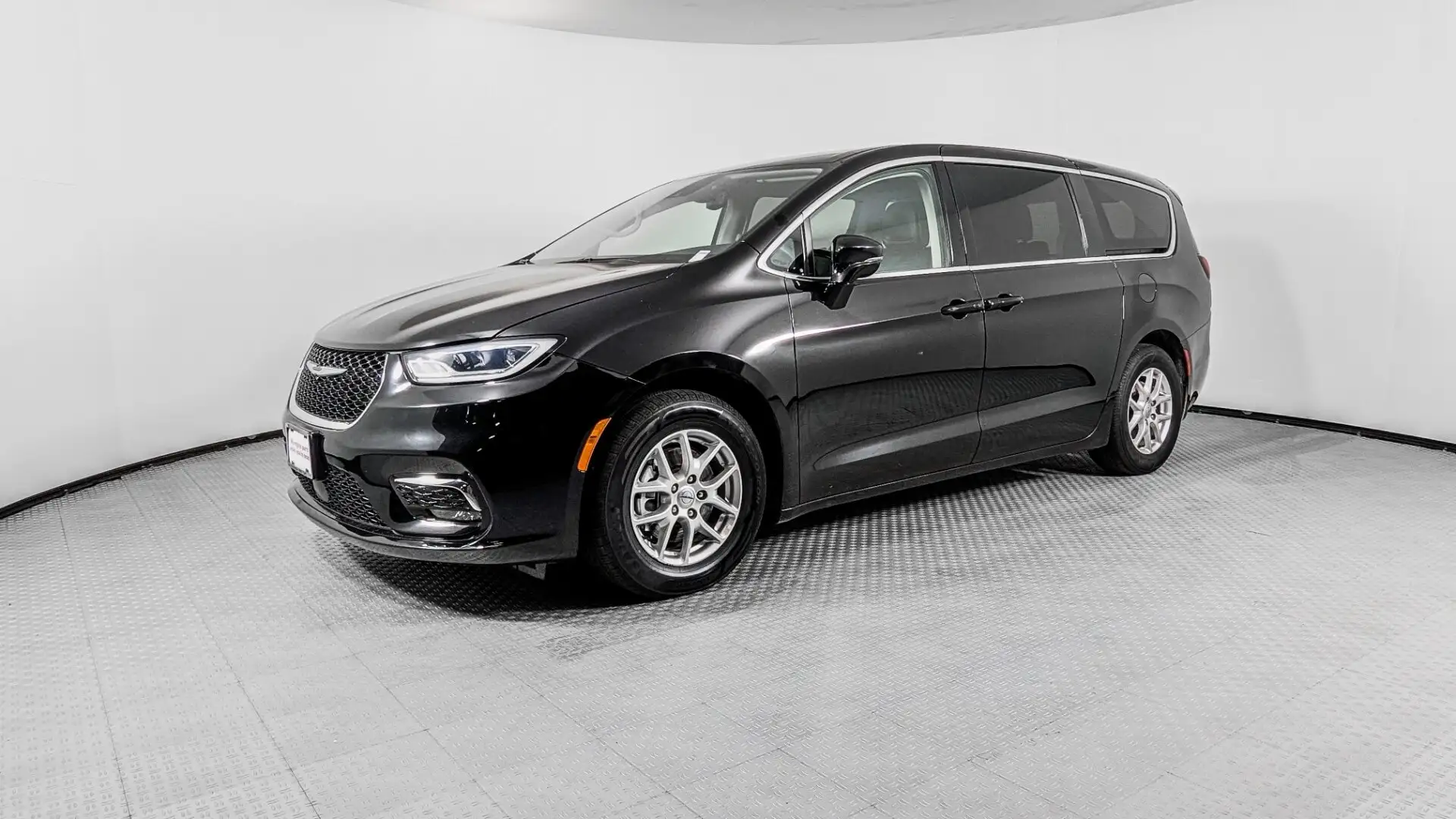 2024 Chrysler Pacifica Touring L's photo