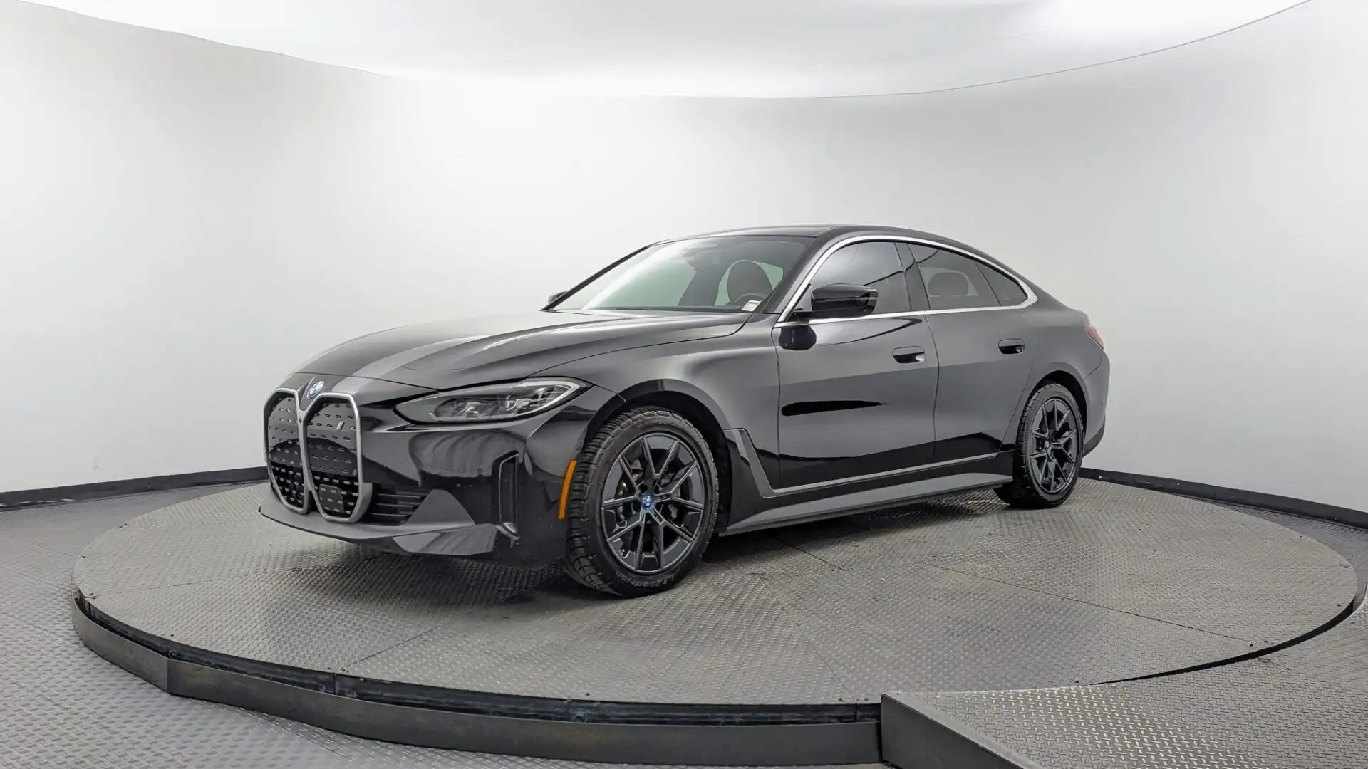 2023 BMW i4 eDrive35's photo
