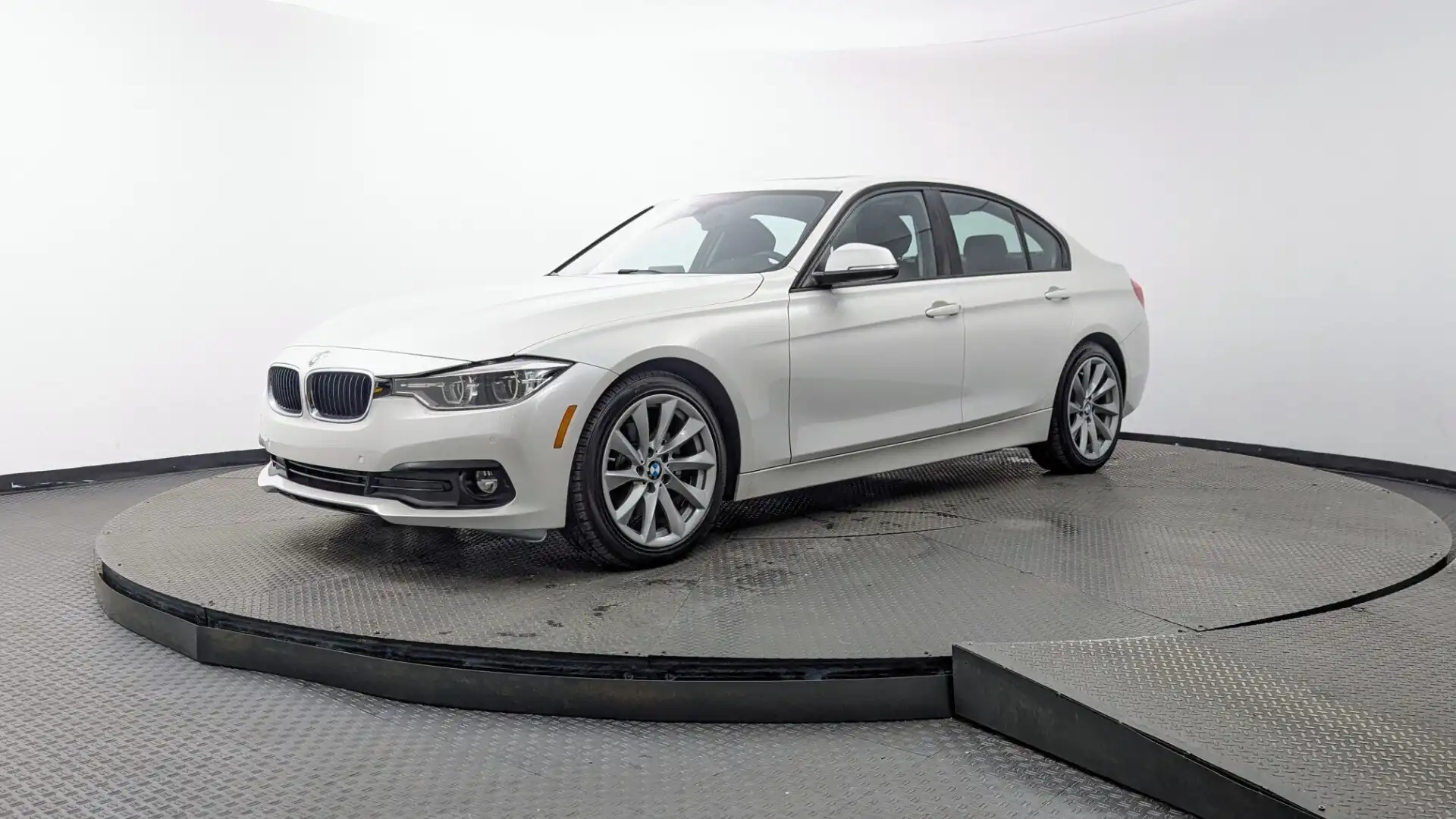 2018 BMW 3 Series 320i xDrive Sedan's photo