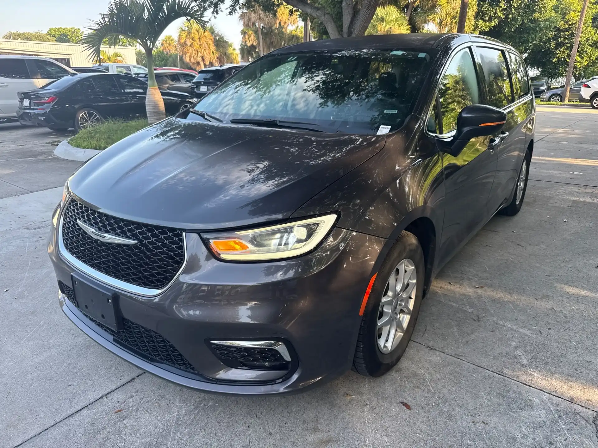 2023 Chrysler Pacifica Touring L's photo