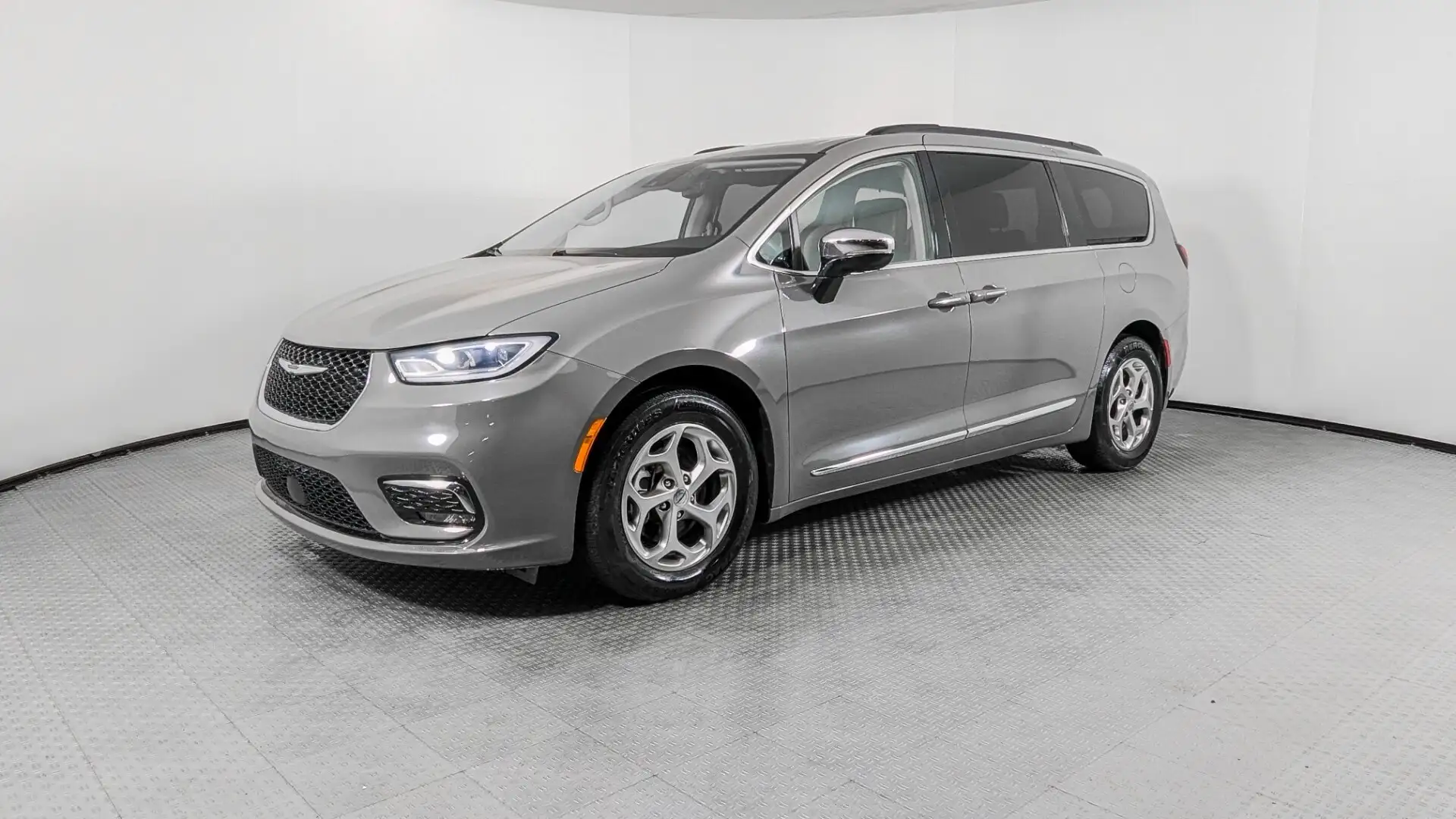 2023 Chrysler Pacifica Limited's photo