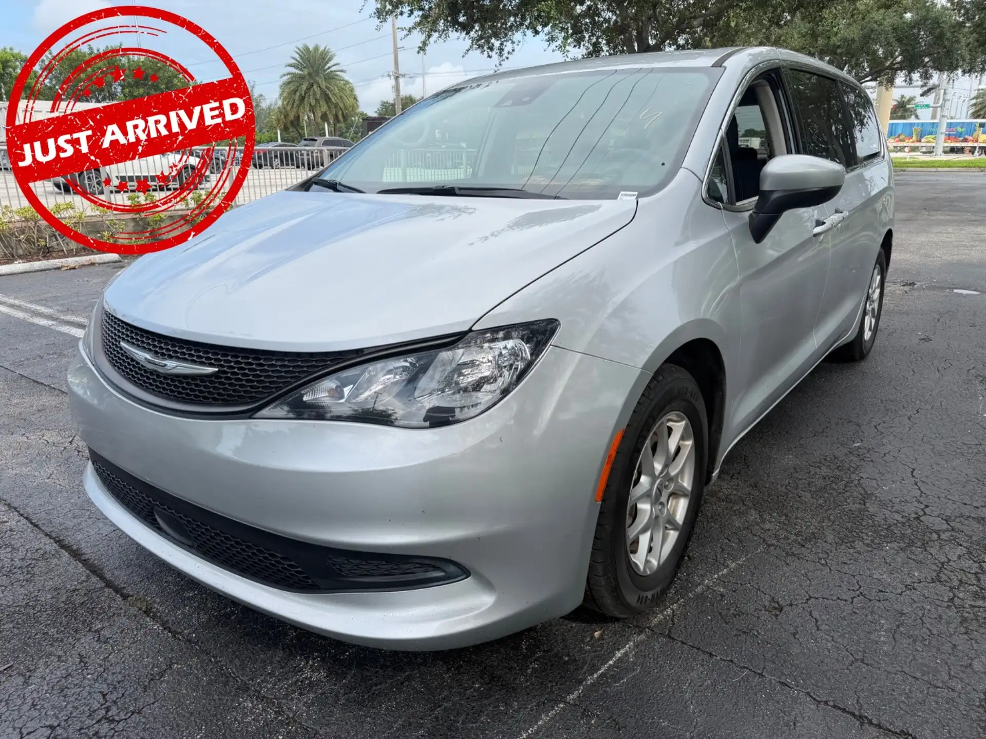 2023 Chrysler Voyager LX's photo
