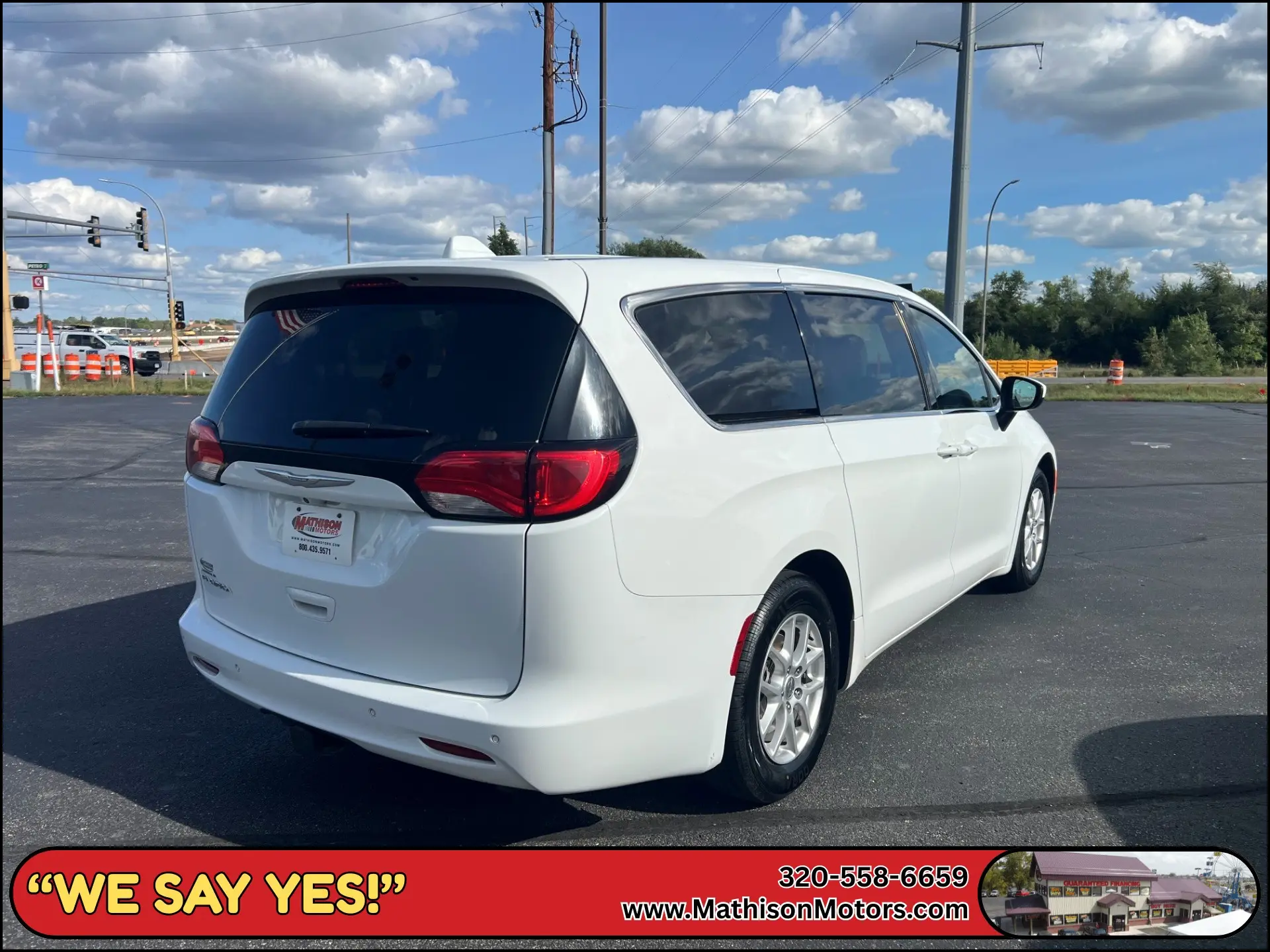 2017 Chrysler Pacifica Touring photo 3