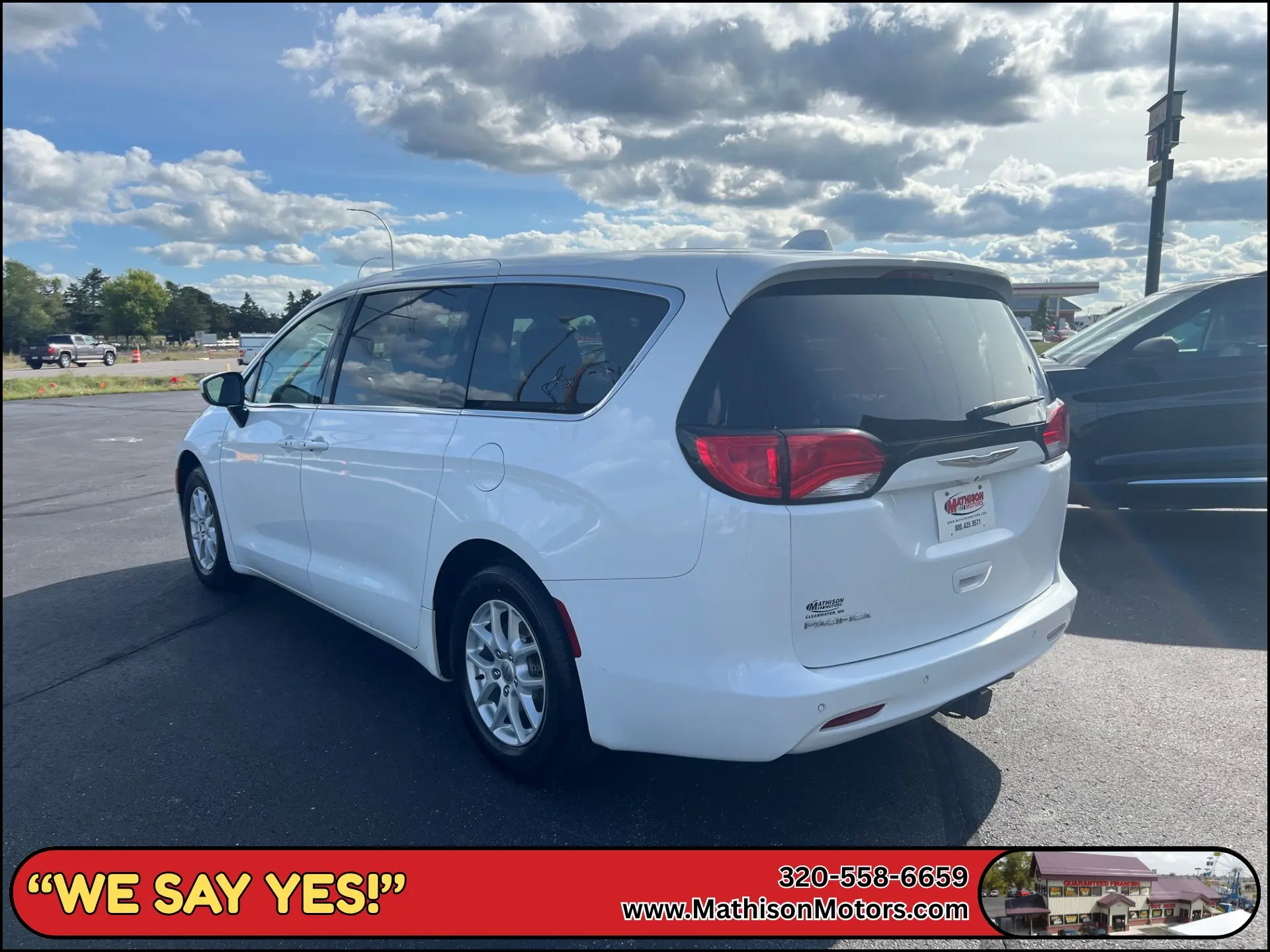 2017 Chrysler Pacifica Touring photo 4