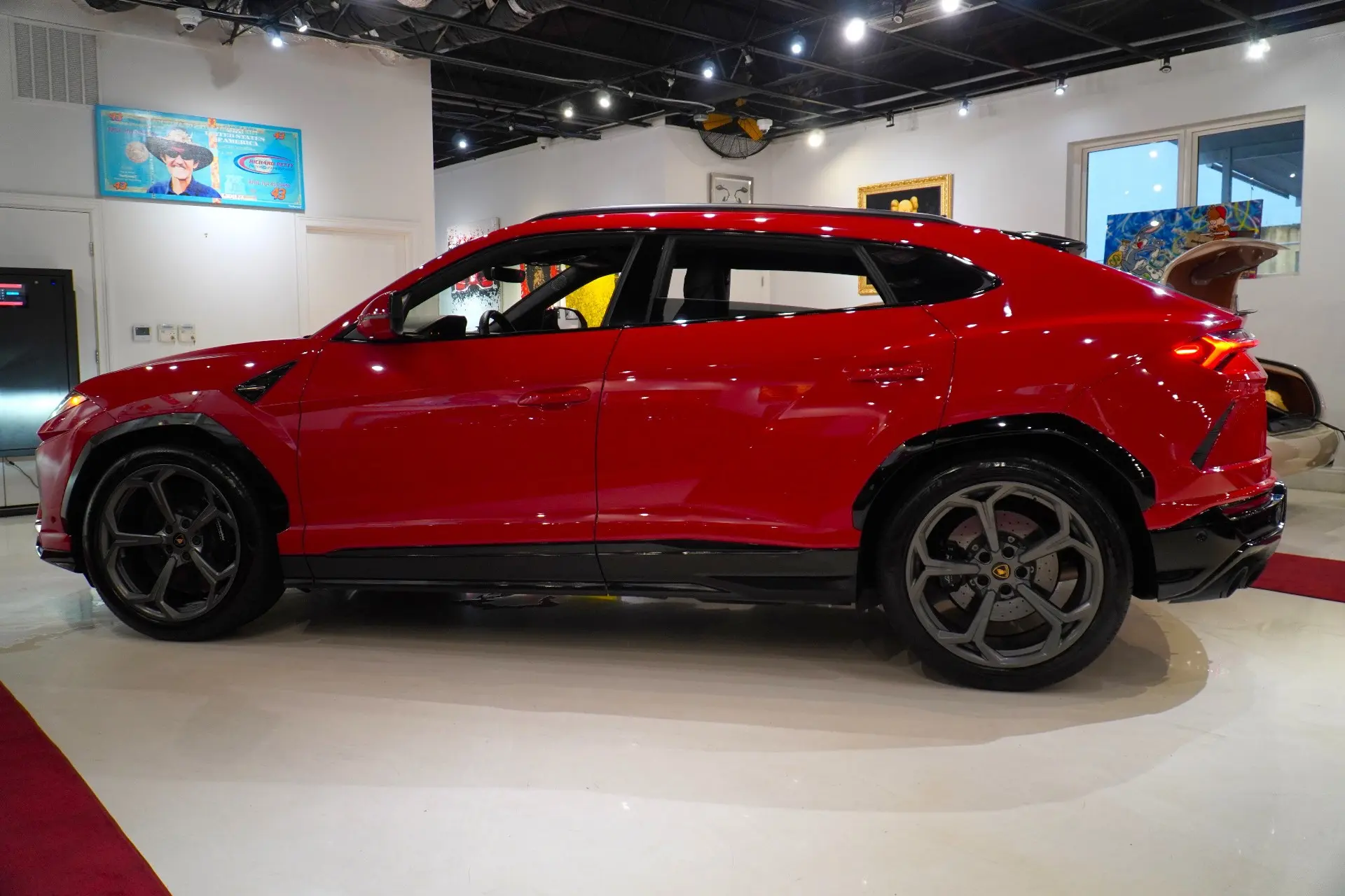 2019 Lamborghini Urus Base photo 4