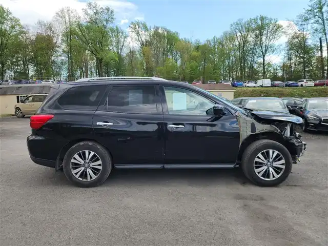 2017 Nissan Pathfinder SL 4WD's photo