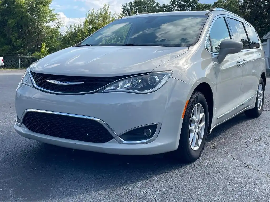 2020 Chrysler Pacifica Touring L's photo