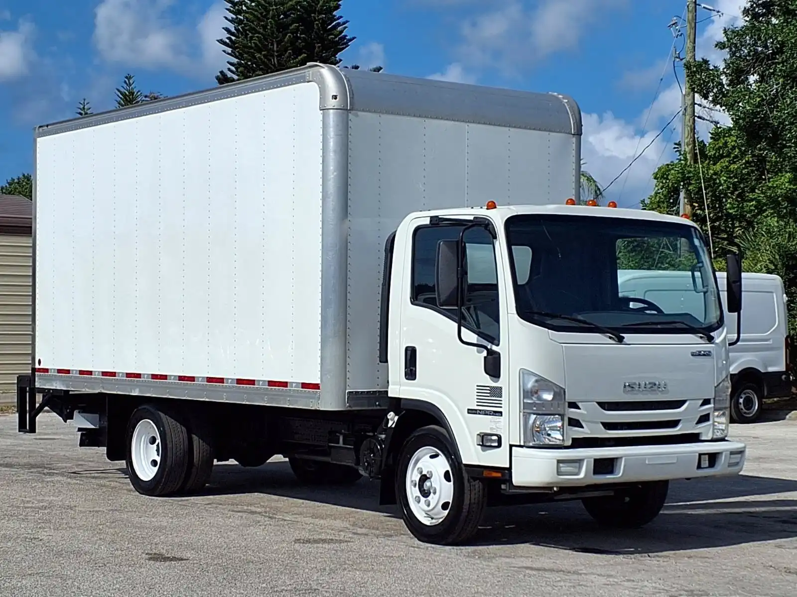 2022 Isuzu NPR-HD's photo