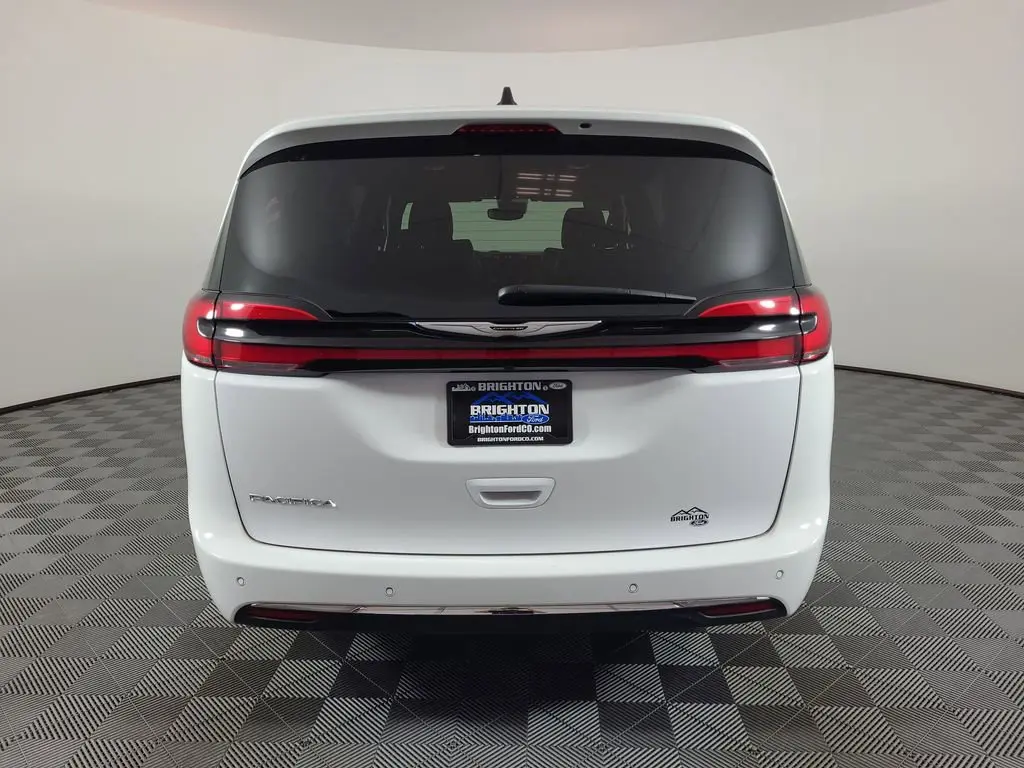 2025 Chrysler Pacifica Select photo 4