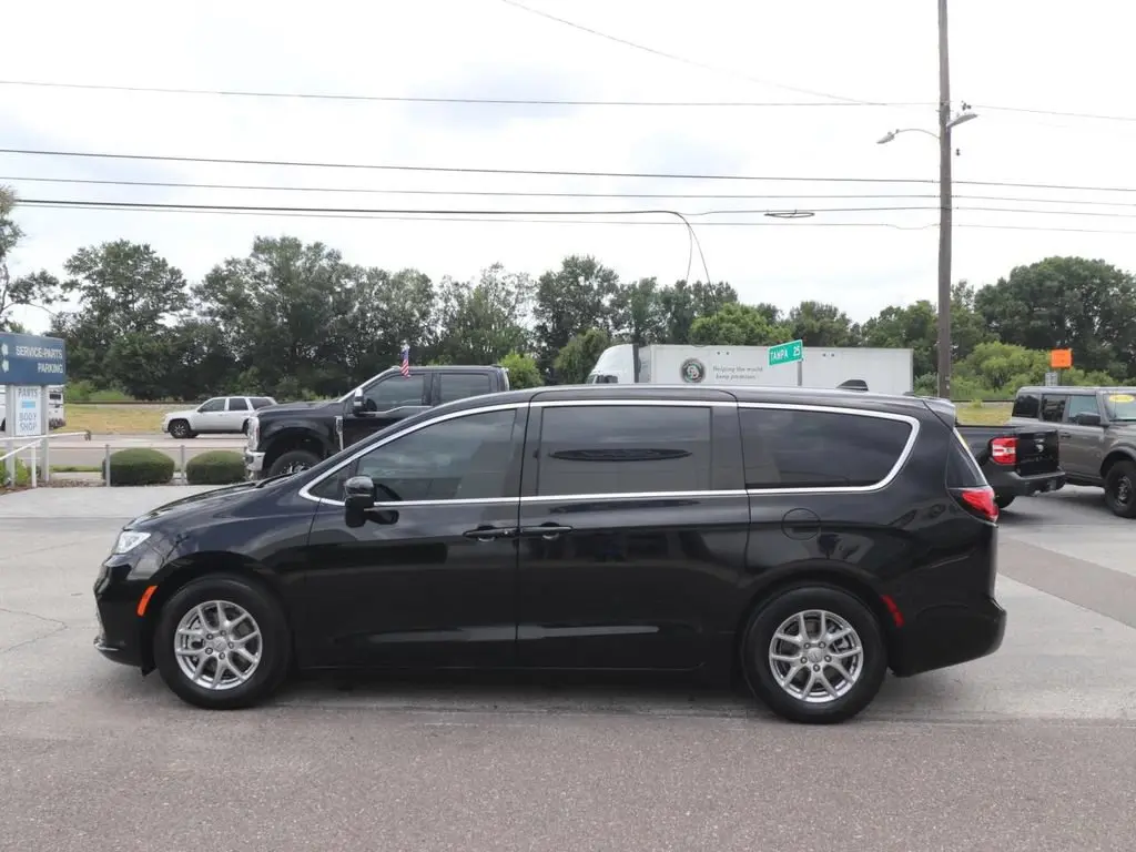 2025 Chrysler Pacifica Select photo 5