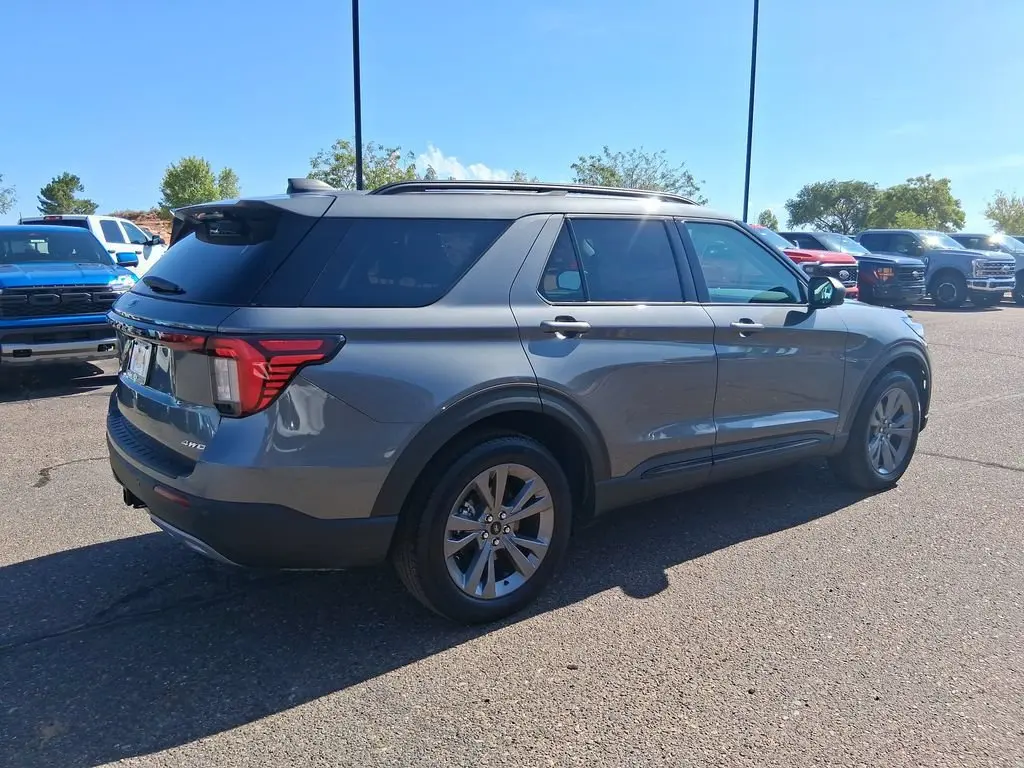2026 Ford Explorer Active 4WD photo 5