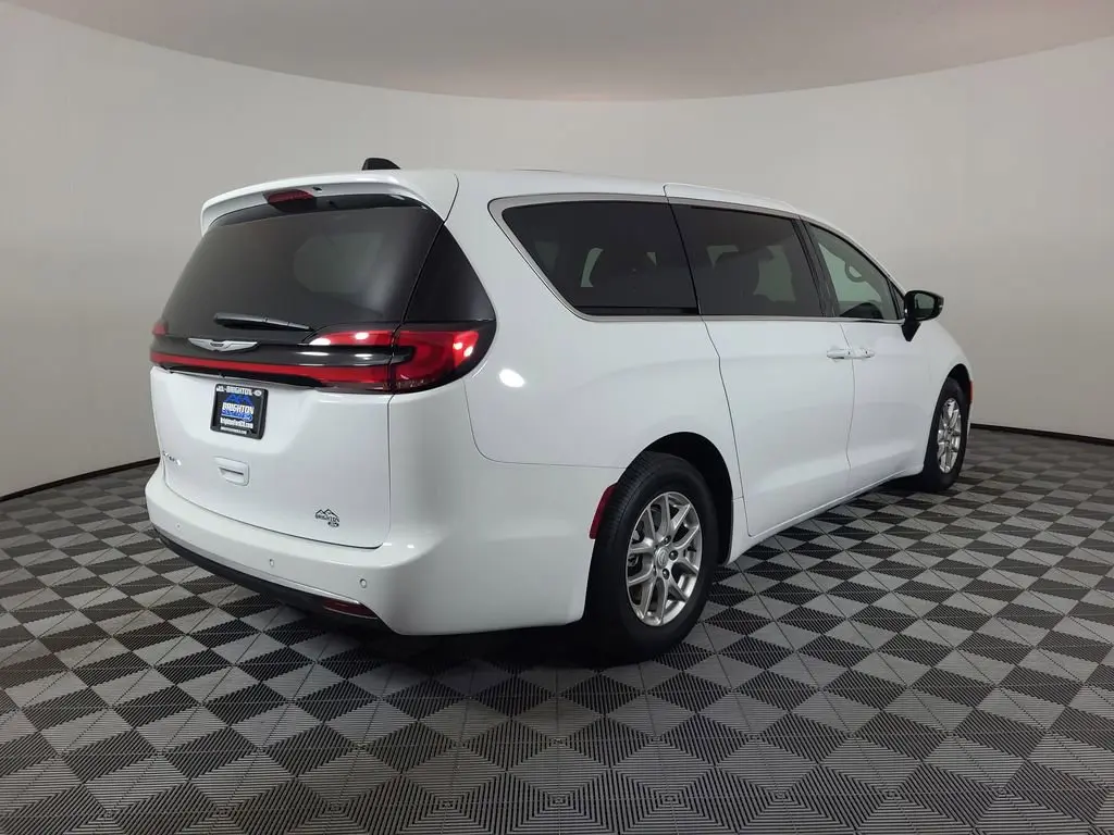 2025 Chrysler Pacifica Select photo 3