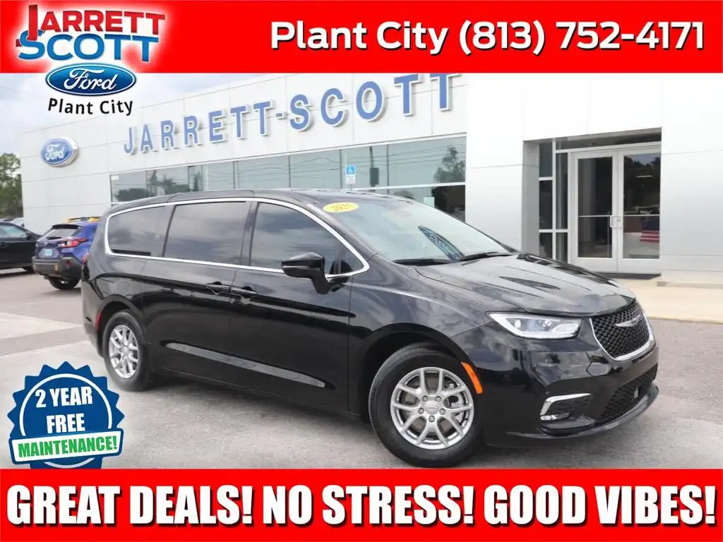 2025 Chrysler Pacifica Select's photo