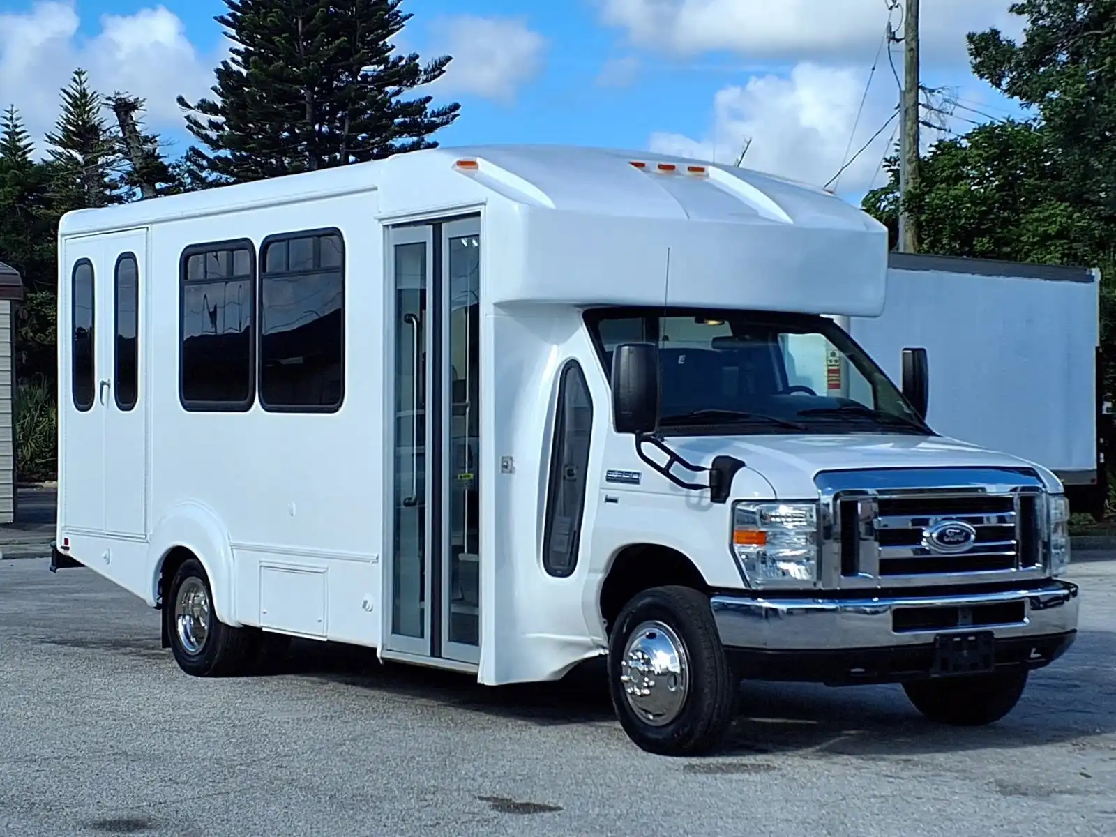 2016 Ford E-Series SRW E-350 Super Duty 138 in WB's photo
