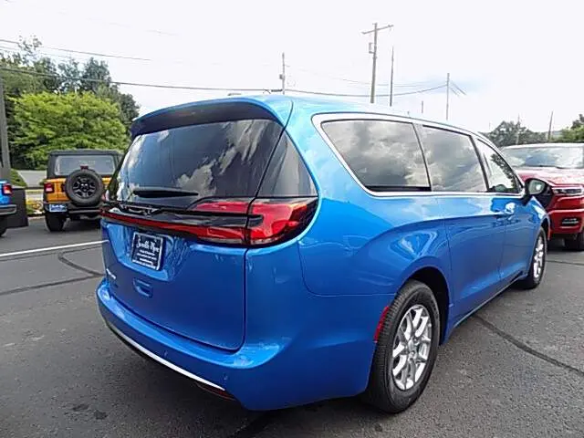 2027 Chrysler Pacifica Select photo 4