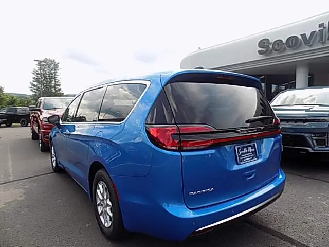2027 Chrysler Pacifica Select photo 5
