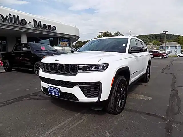 2027 Jeep Grand Cherokee L Laredo Altitude 4WD's photo