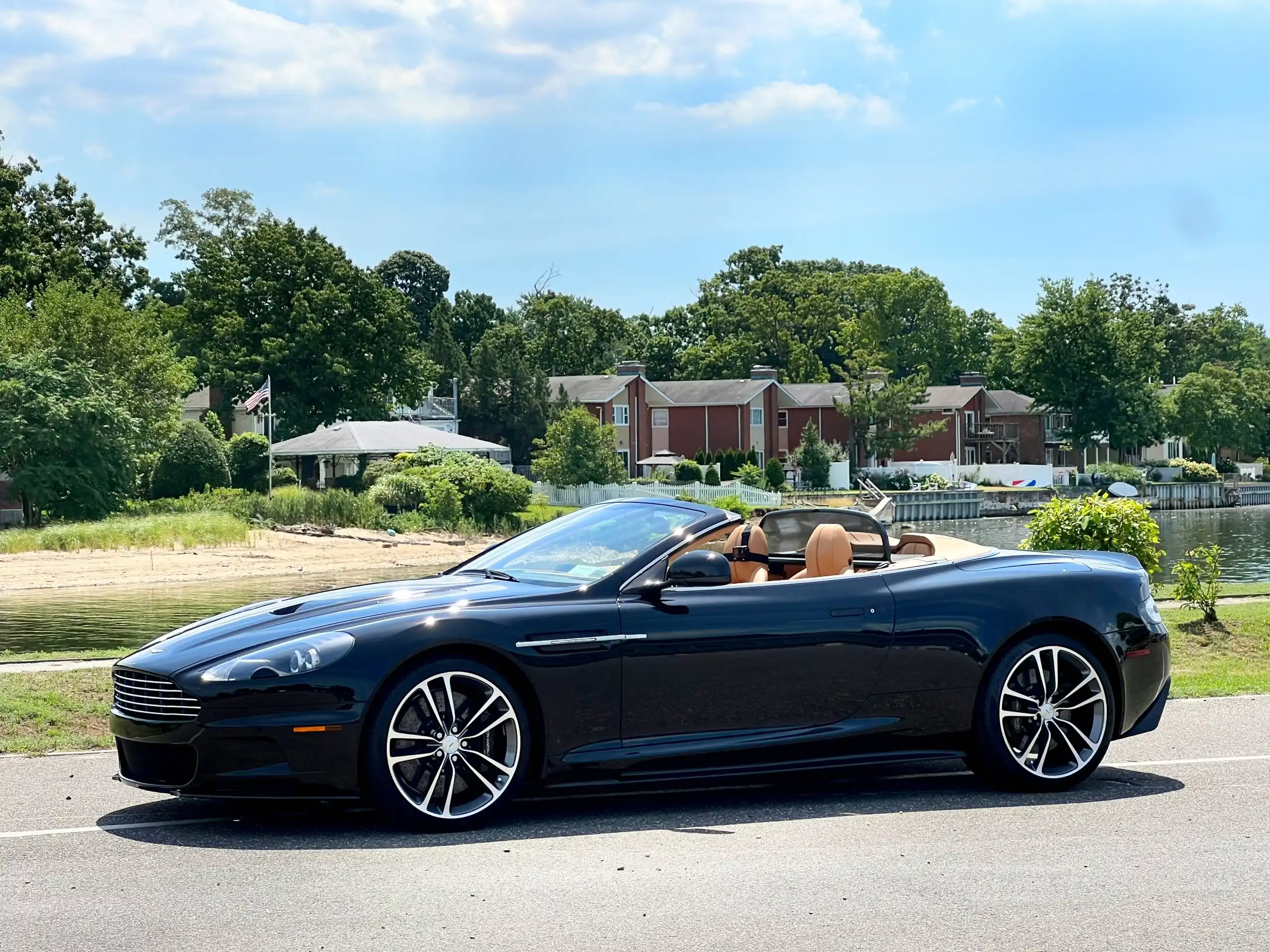 2010 Aston Martin DBS Volante Touchtronic's photo