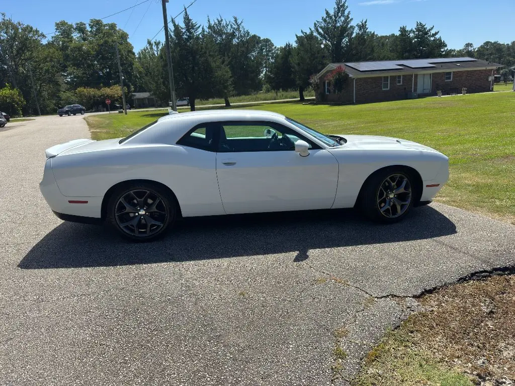 2015 Dodge Challenger SXT Plus photo 4