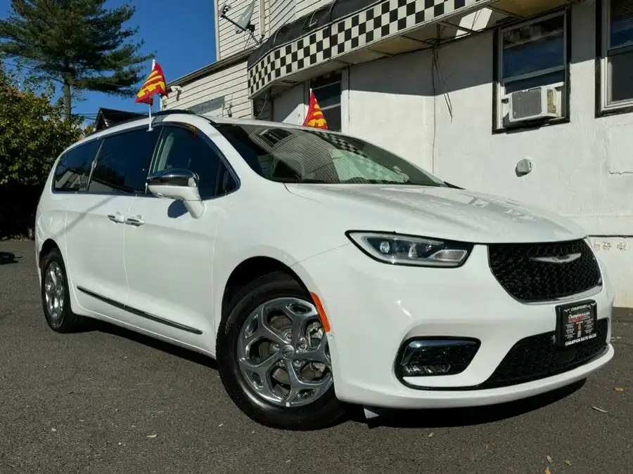 2022 Chrysler Pacifica Limited's photo