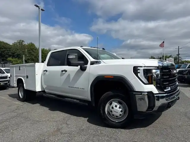 2025 GMC Sierra 4WD Crew Cab Chassis Pro's photo