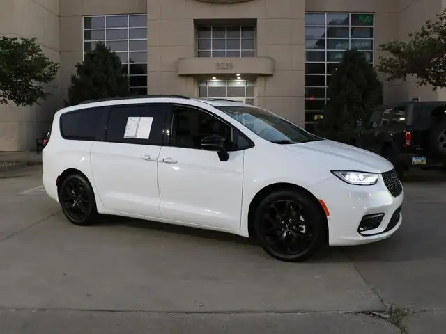 2024 Chrysler Pacifica Touring L's photo