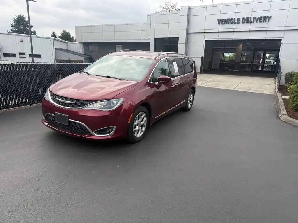 2017 Chrysler Pacifica Touring L Plus's photo