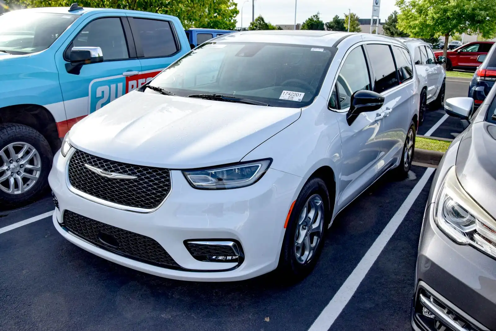 2024 Chrysler Pacifica Limited's photo