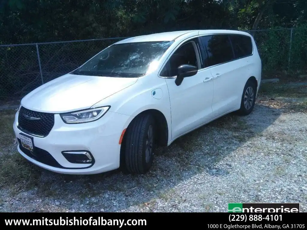 2024 Chrysler Pacifica Hybrid Select PHEV's photo