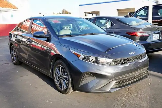 2023 Kia Forte LXS AT's photo