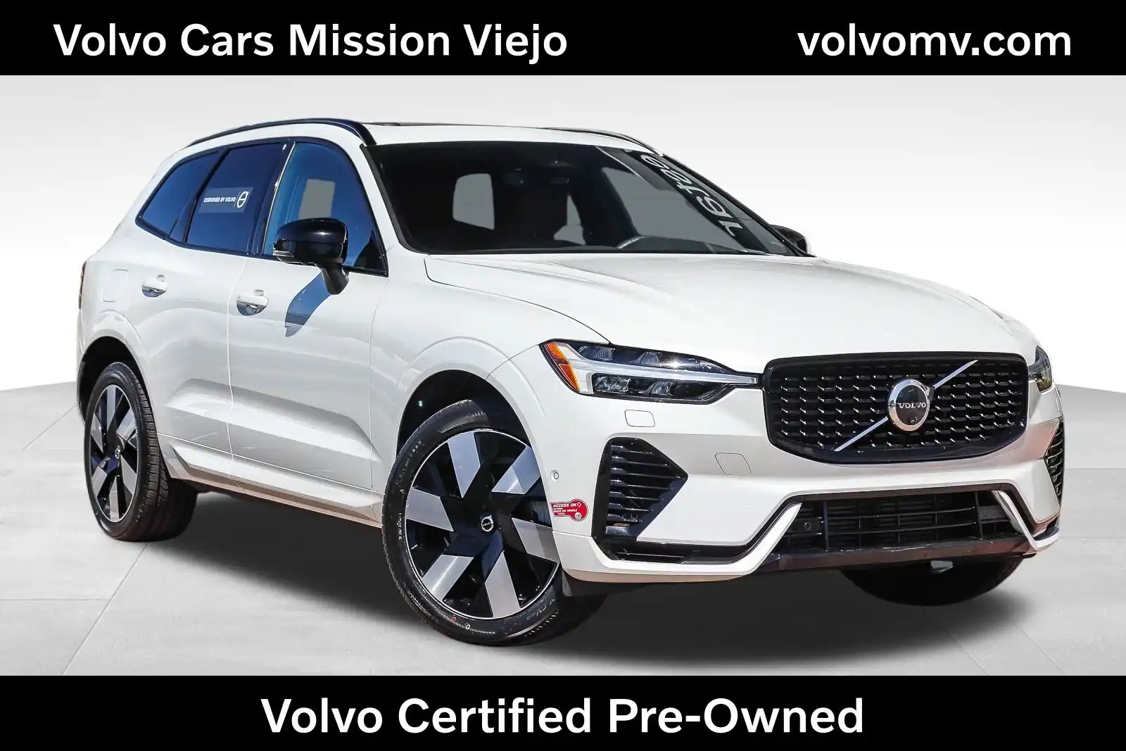 2024 Volvo XC60 T8 Plus Dark Theme AWD's photo