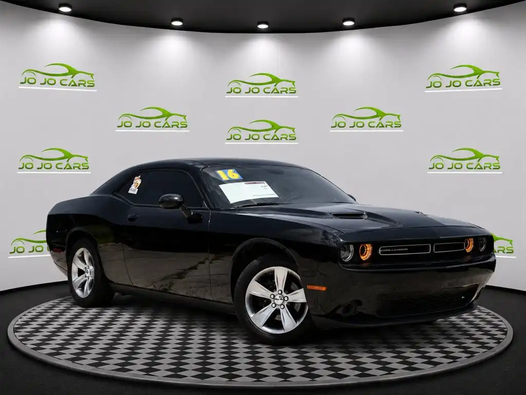 2016 Dodge Challenger SXT's photo