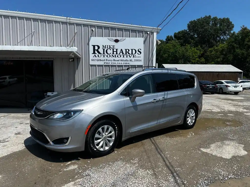 2018 Chrysler Pacifica Touring L's photo