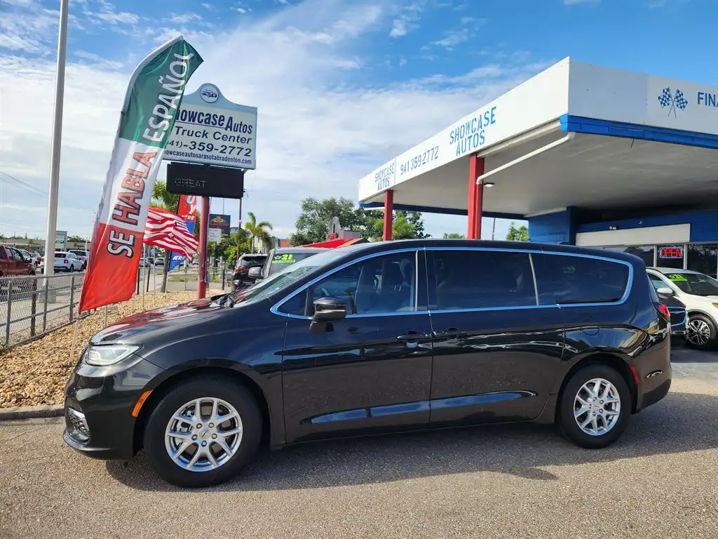 2023 Chrysler Pacifica Touring L's photo