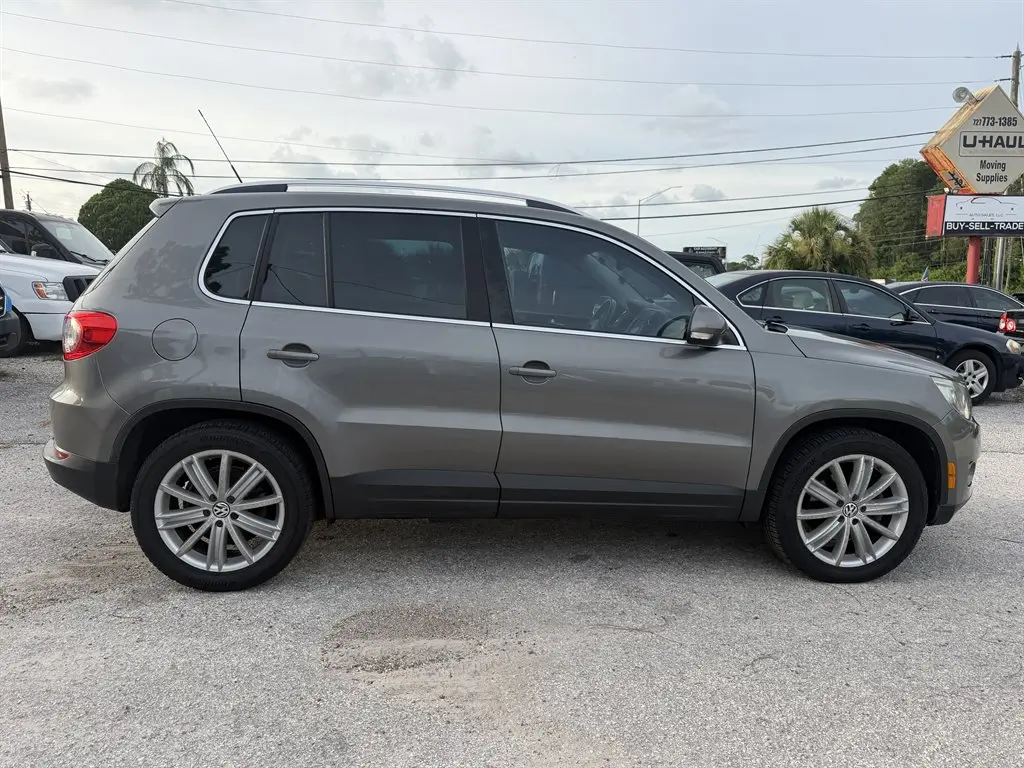 2010 Volkswagen Tiguan S auto photo 4