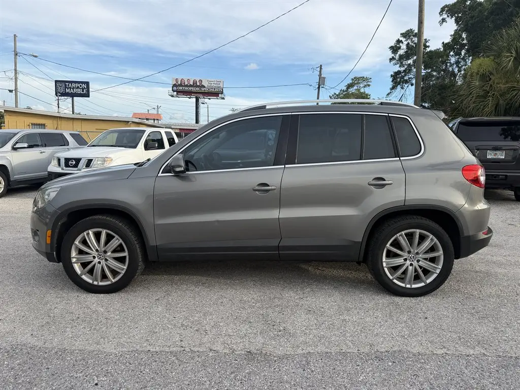 2010 Volkswagen Tiguan S auto photo 5
