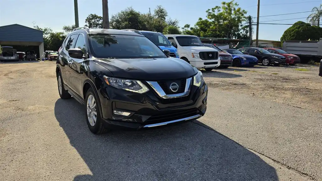 2017 Nissan Rogue SV FWD's photo