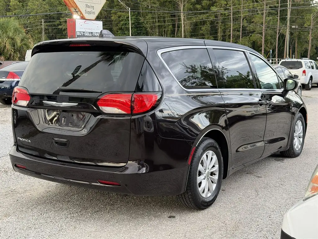 2017 Chrysler Pacifica Touring photo 4