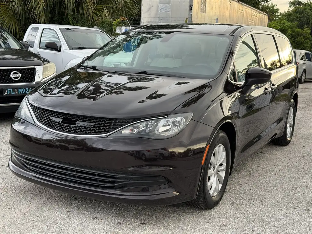 2017 Chrysler Pacifica Touring photo 1
