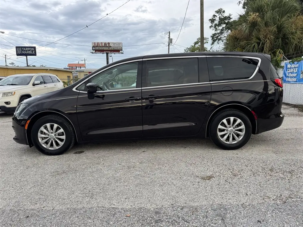 2017 Chrysler Pacifica Touring photo 3