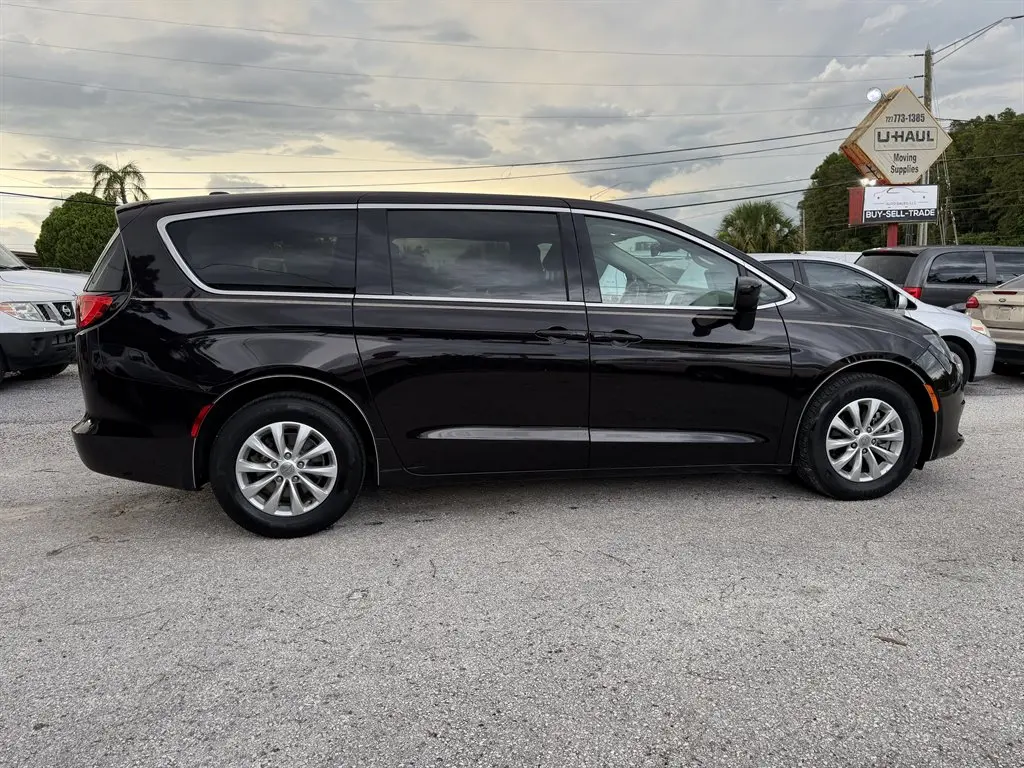 2017 Chrysler Pacifica Touring photo 5