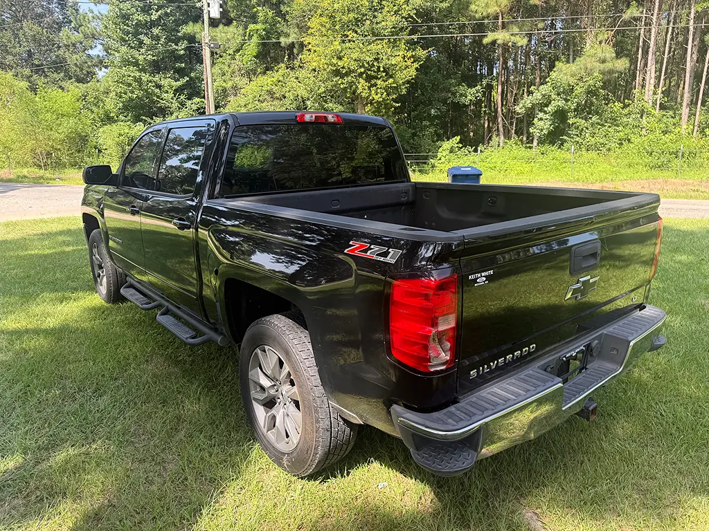 2016 Chevrolet Silverado 1500 LT Crew Cab Short Box photo 3