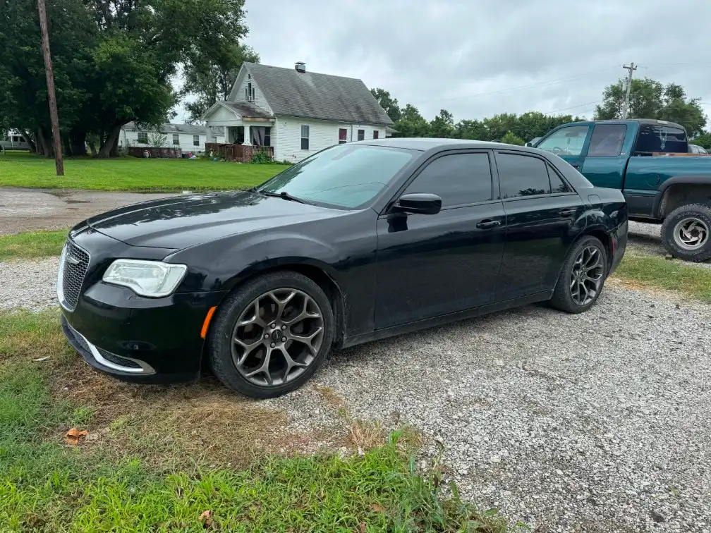 2018 Chrysler 300 Touring's photo