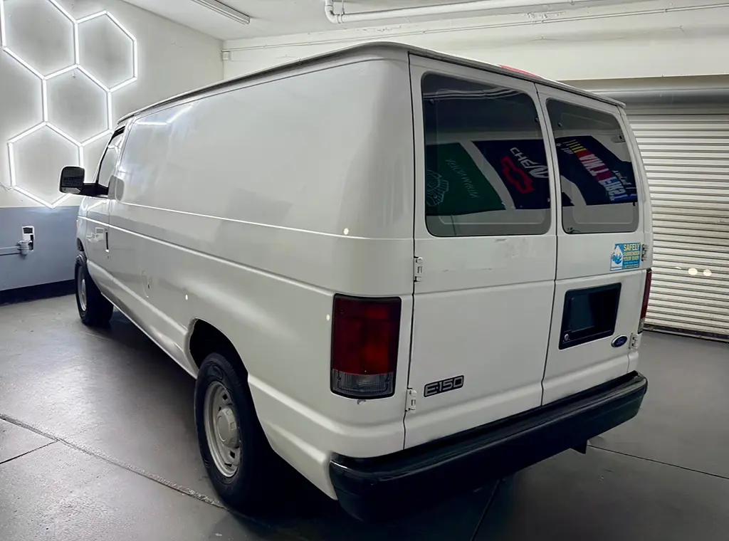 2005 Ford E-Series E-150 Van photo 3