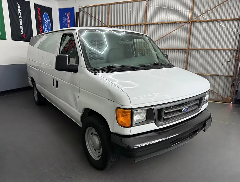 2005 Ford E-Series E-150 Van photo 4