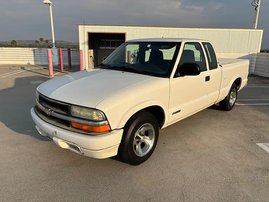 2001 Chevrolet S10 2WD Extended Cab LS's photo