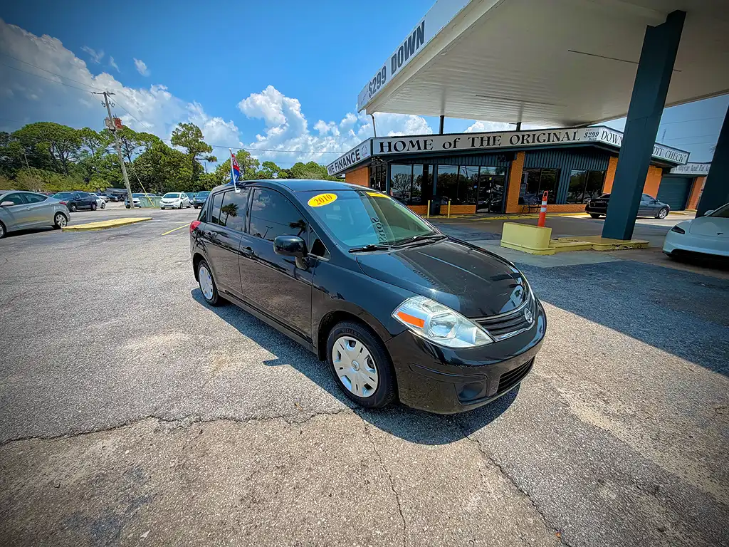 2010 Nissan Versa 1.8 S Auto's photo