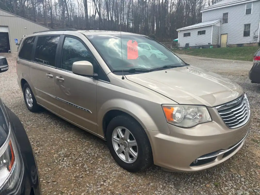 2012 Chrysler Town & Country Touring's photo